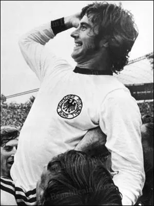 Quel premier joueur allemand et attaquant du Bayern de Munich, remporte le ballon d'or en 1970 ?