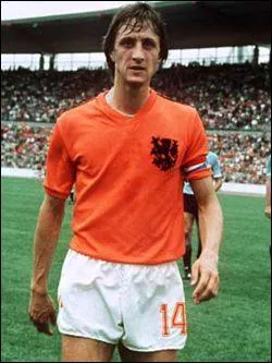 Quel premier joueur des Pays-Bas remporte en 1971 son premier ballon d'or sous les couleurs de l'Ajax d'Amsterdam ?