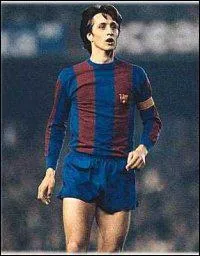 Quel joueur ayant dj remport le ballon d'or en 1971, le remporte  nouveau en 1973 et 1974 mais jouant cette fois-ci au FC Barcelone ?