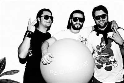Comment s'appelle le groupe que forme Steve Angello, Axwell et Sebastian Ingrosso ?