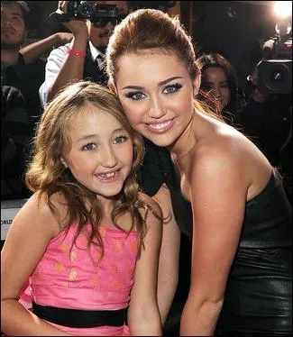 Comment s'appelle la plus petite sur de Miley ?