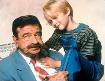 Dans le film ralis en 1993 par Nick Castle, les personnages ressemblent trait pour trait  leurs homologues dessins mais n'ont pas les mmes noms. Comment se nomme le hros dans cette adaptation ?