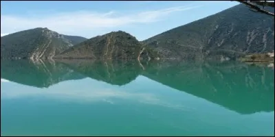 Quand on dit de l'eau qu'elle est glauque, on parle de :