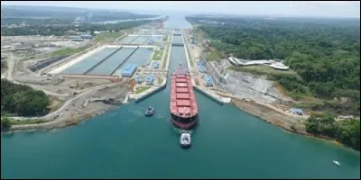 Quel canal relie la mer des Antilles et l'océan Pacifique ?