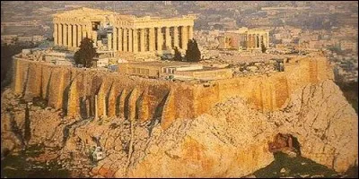 Comment s'appelle la citadelle de l'ancienne Athènes, capitale européenne, qui se trouve sur une colline ?
