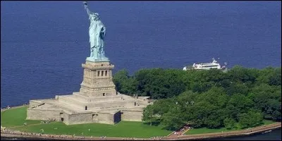 Dans quelle ville américaine se trouve la Statue de la Liberté ?