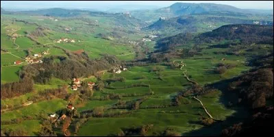 Quel massif montagneux a donné son nom à une période géologique de l'ère secondaire ?