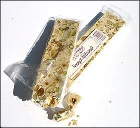 Outre Montélimar, quelle ville est spécialisée dans un nougat fait de miel de lavande, amandes et blancs d'oeufs ?