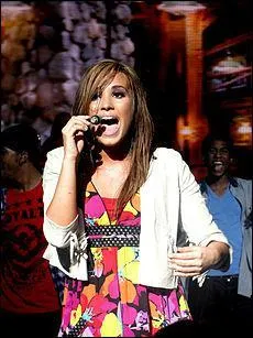 Demi Lovato chante...