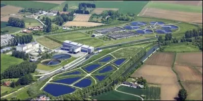 Quelle installation permet de nettoyer l'eau salie avant de la rejeter dans la nature ?