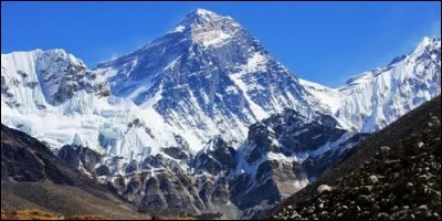 Quel sommet est surnommé le toit du Monde (8 848 m) ?