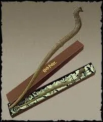 Bois de charme, 25. 5 cm contenant un nerf de dragon :