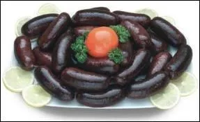 Quel fruit accomode traditionnellement les boudins noirs ?