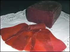 Avec quoi est fabrique la viande des grisons, accompagnant toujours la raclette ?