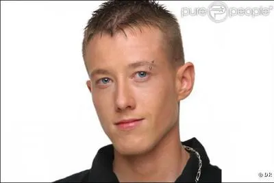 Son secret est la cause de son dpart d'un nid familial. Depuis quelques temps, il a pris confiance en lui et surtout avec les filles. Qui est-il ?