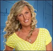 Entoure de nombreux amis exclusivement masculins, elle se fait chuchoter par ces hommes qui l'appelle 'Princesse'. Qui est-elle ?