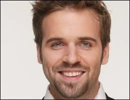 Historien d'art de 26 ans, il adore chiner. Sa maison a des allures de muse. Qui est-il ?