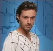 Charmeur, slectif et exigeant, il ne s'entoure que de jolies filles. Ce candidat est trs dou pour le mensonge. Qui est-il ?