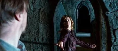 Quand Rogue prend sa baguette, qui arrive pour dfendre Harry ?