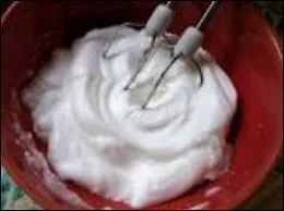 Quelle astuce peut-on utiliser pour viter que les blancs monts en neige ne retombent ?