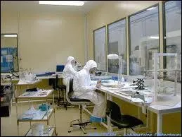 Comment nomme-t-on un local o la concentration particulaire est matise grce au filtrage de l'air, dans un but industriel ou de recherche ?