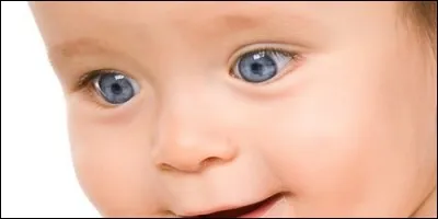 La plupart des bébés naissent avec les yeux bleus.