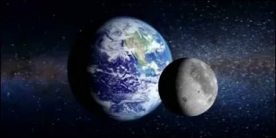 La Lune tourne autour de la Terre.