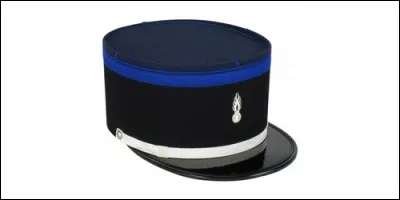 Comment appelle-t-on les chapeaux que portent les gendarmes ?