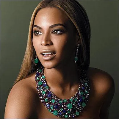 Dans le clip 'Run the world' de Beyonce, combien de fois change-t-elle de tenue ?