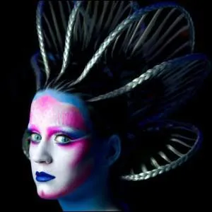 Dans le single 'E. T' de Katy Perry, quel objet porte-t-elle  la fin du clip ?