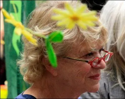 Qu'a rpliqu Joly (qui propose la suppression du dfil militaire)  Fillon (qui trouve qu'elle n'a pas 'une culture trs ancienne de la tradition franaise') ?