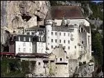 Sur combien de niveaux s'tage Rocamadour  flanc de falaise ?