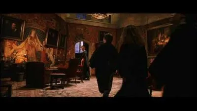 En montant les escaliers de la salle commune de Gryffondor , o est situ le dortoir des filles ?