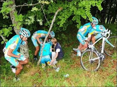 Astana perd son leader Vinokourov lors d'un chute ; celui ci souffre :