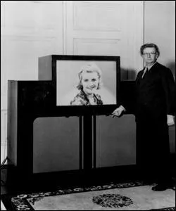 En quelle anne John Logie Baird ralise-t-il la premire diffusion publique d'images tlvises ?