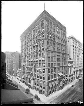 Dans quelle ville inaugure-t-on les premiers gratte-ciel ?