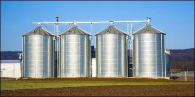 Comment appelle-t-on un grand réservoir à grains d'une exploitation agricole ?