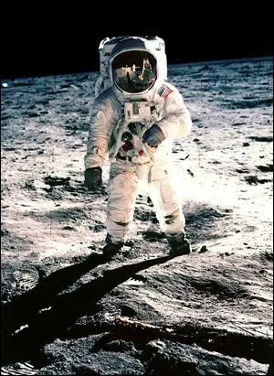 Le 21 juillet 1969, la Mission Apollo XI parvient sur la Lune. Lequel de ces trois astronautes est rest dans sa capsule sans jamais marcher sur la Lune ?