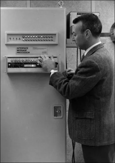 En 1983, un rseau mondial informatique voit le jour. Comment s'appelle cet anctre d'Internet ?