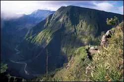 Le Cap noir se situe sur les Hauts de la Possession, au village de Dos d'Ane,  l'entre du cirque de Mafate. C'est  dire ...