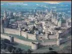 Quel est le nom de cette ville mdivale de l'Aude fortifie par une double enceinte de 3 kilomtres de long, parseme de 52 tours ?