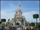 O se situe le parc d'attractions Disneyland Paris ?