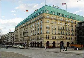 L'Htel Adlon. Charlie Chapiln y a sjourn. Charlie Chaplin est aussi connu sous le nom de...