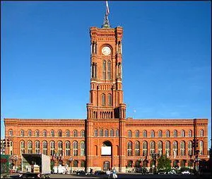 La marie de Berlin, en allemand ' Rote Rathaus', si rathaus en allemand veut dire ' mairie', que veut dire Rote ?