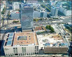 L' Alexanderplatz. L'une des places les plus connues de la ville. Comment appelle-t-on le type de batiments en hauteur, se trouvant sur la gauche de la photo ?