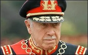 Il existe plusieurs centaines d'espèces de cet oiseau en Amérique du Sud. L'une d'elle est...