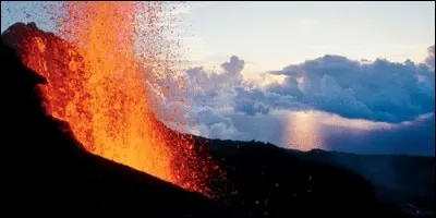 Quel volcan actif de la Réunion culmine à 2 631 m ?