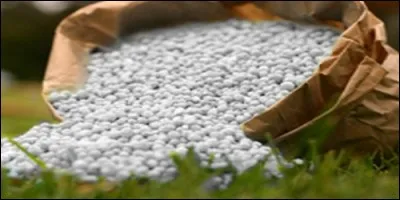 Les engrais chimiques répandus sur les cultures polluent l'eau.