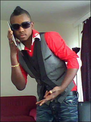 Quel appareil Jonathan a dans sa main ?