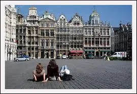 Il aconnu l'exil, et a du aller vivre dans la capitale belge. Quelle est cette capitale ?